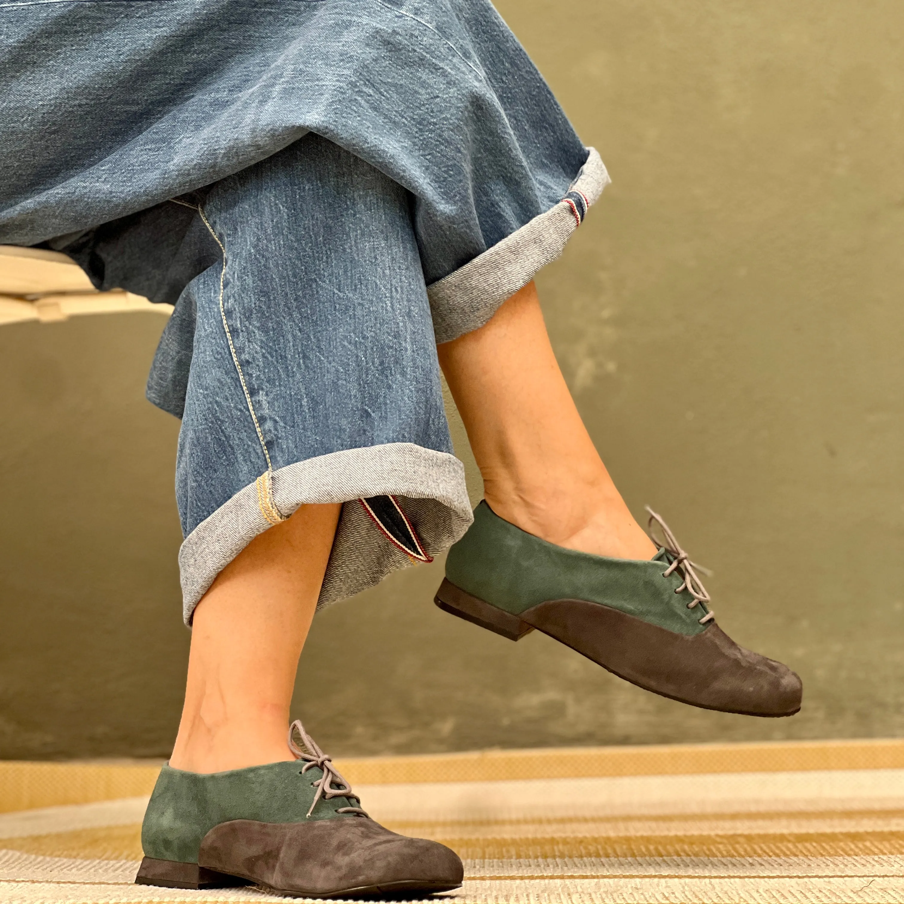 Circe Smoke stringata in camoscio grigio e verde artigianale Lagattaconglistivali