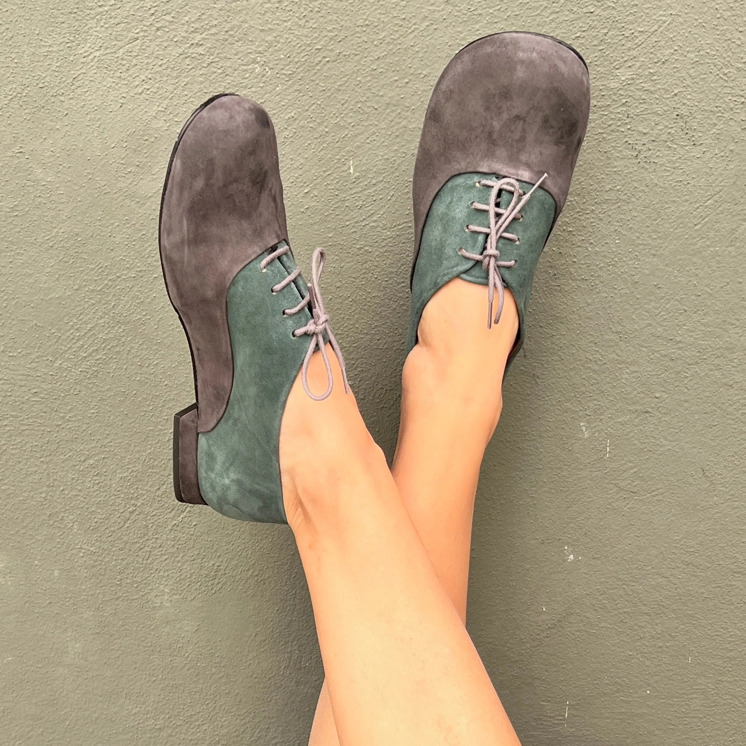 Circe Smoke stringata in camoscio grigio e verde artigianale Lagattaconglistivali