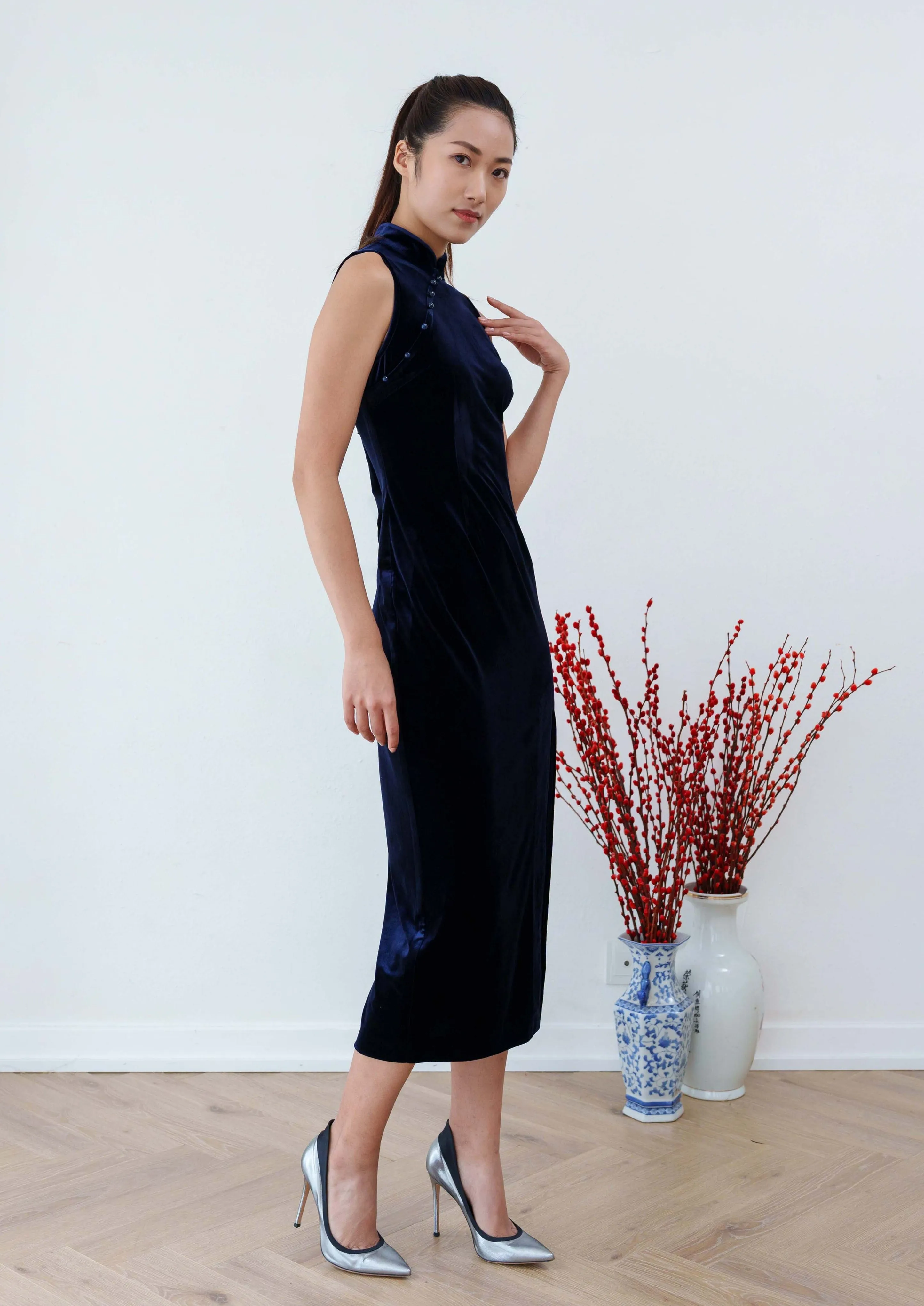 Plumbago Sleeveless Qipao (Dark Blue)